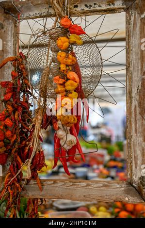 Peperoncini secchi e habaneros su una stalla del mercato romano. Foto Stock