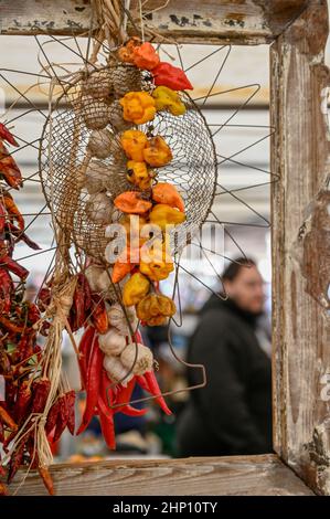 Peperoncini secchi e habaneros su una stalla del mercato romano. Foto Stock