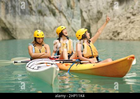 Donna che viene ignorata dai suoi amici in una giornata in kayak in vacanza estiva Foto Stock