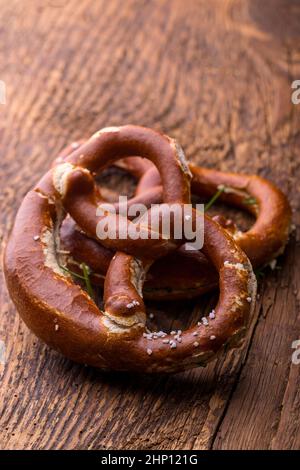 due pretzel bavaresi in legno Foto Stock