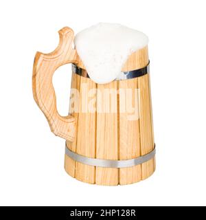 Legno boccale di birra con la birra isolato su bianco Foto Stock