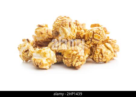 Popcorn caramello dolce isolato su sfondo bianco. Foto Stock