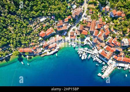 Valun villaggio di vela baia sul mare isola di Cres, Kvarner regione di Croazia Foto Stock