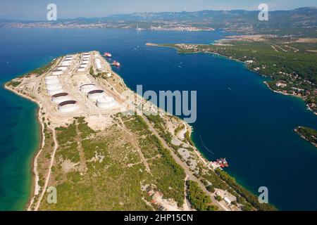 Terminale GNL sull'isola di Krk vista aerea, energia porta in Croazia Foto Stock