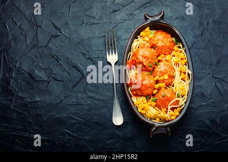 Deliziose polpette vegetariane o falafel con e spaghetti. Spazio di copia Foto Stock