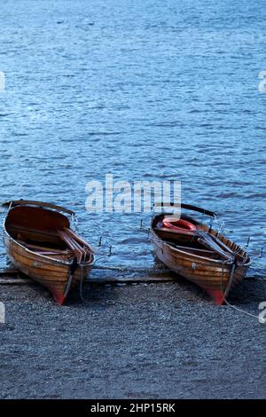 Due barche da canottaggio sulla riva del lago Foto Stock