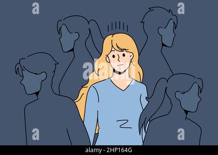 La giovane donna triste circondata da silhouette di gente si sente solitario nella società soffre di mancanza di comunicazione. Ragazza sconvolto lotta con solitudine e sol Foto Stock