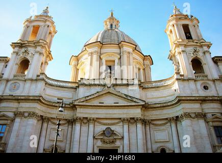 L'imponente chiesa di Sant'Agnese ad Agone, progettata da Boromini, dedicata alla giovane vergine cristiana Agnese, Piazza Navona, Roma, Italia Foto Stock