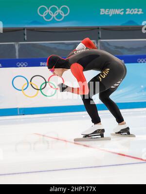 Pechino, Cina. 18th Feb 2022. Ning Zhongyan della Cina compete durante gli uomini di pattinaggio di velocità 1000m di Pechino 2022 Olimpiadi invernali al National Speed Skating Oval a Pechino, capitale della Cina, 18 febbraio 2022. Credit: Ding Xu/Xinhua/Alamy Live News Foto Stock