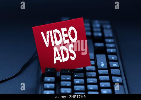 Cartello di testo che mostra Video Ads, concetto che significa coinvolgere il pubblico sotto forma di video contenuto pubblicità inserimento informazioni importanti Online, digitando Foto Stock