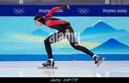 Pechino, Cina. 18th Feb 2022. Lian Ziwen della Cina compete durante gli uomini di pattinaggio di velocità 1000m di Pechino 2022 Olimpiadi invernali al National Speed Skating Oval a Pechino, capitale della Cina, 18 febbraio 2022. Credit: Wang Fei/Xinhua/Alamy Live News Foto Stock