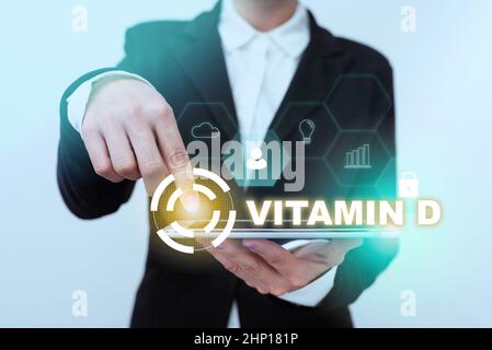 Didascalia concettuale Vitamina D, approccio aziendale nutriente responsabile per l'aumento dell'assorbimento intestinale Lady in Suit che punta su Tablet che mostra Futu Foto Stock