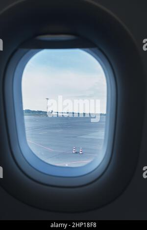 Kaliningrad, Russia - 18 maggio 2021: Vista dell'aeroporto attraverso il oblò dell'aeroplano durante il giorno Foto Stock