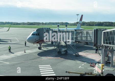 Kaliningrad, Russia - 18 maggio 2021: Vista in aereo e jetway il giorno di primavera Foto Stock