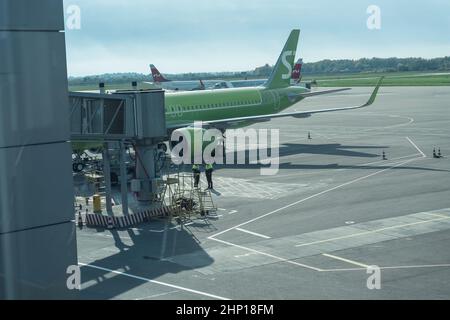 Kaliningrad, Russia - 18 maggio 2021: Parte del jetway e di diversi aerei in preparazione per il volo successivo Foto Stock