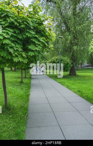 Kaliningrad, Russia - 18 maggio 2021: Persone che camminano a piedi presso la Baltic Federal University Grounds Foto Stock