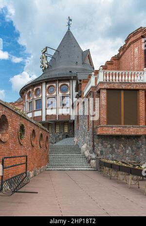 Kaliningrad, Russia - 18 maggio 2021: Backyrad del centro di intrattenimento di residenza dei re Foto Stock