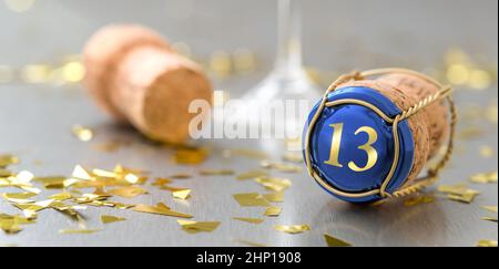 Cappellino con champagne al numero 13 Foto Stock