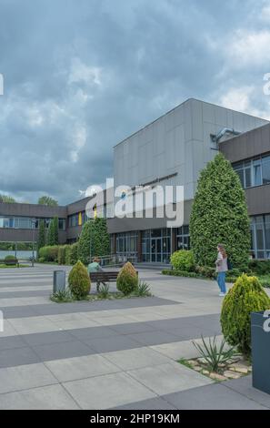 Kaliningrad, Russia - 18 maggio 2021: Terreno paesaggistico dell'edificio principale dell'Università Federale Baltica Foto Stock