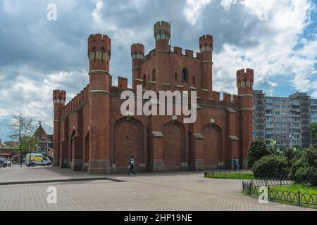 Kaliningrad, Russia - 18 maggio 2021: Esterno della porta reale con persone che camminano nelle vicinanze Foto Stock