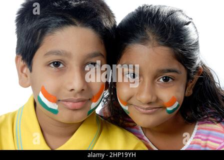 India; Asia; maggio. 21; 2008 fratello indiano / asiatico e sorella con bandiera indiana Tricolor dipinta sul volto celebrando Indipendenza giorno / Repubblica giorno. Foto Stock