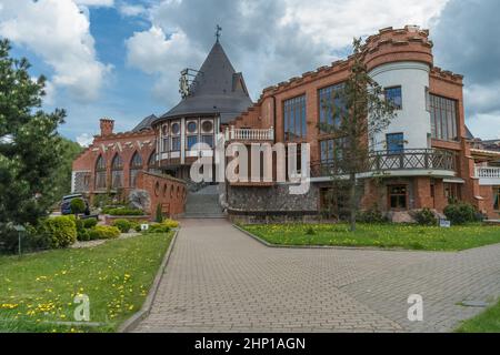 Kaliningrad, Russia - 18 maggio 2021: Sentiero per l'ingresso del centro ricreativo della residenza dei re Foto Stock