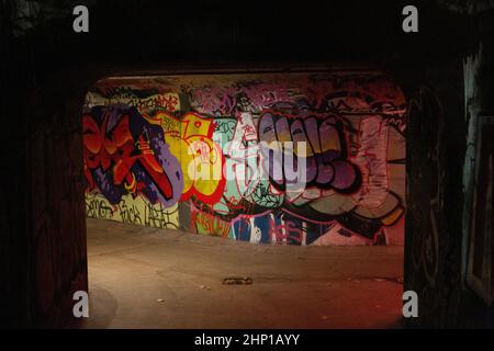 Graffiti in un sottopassaggio pedonale a Rouen, Seine-Maritime, Francia Foto Stock