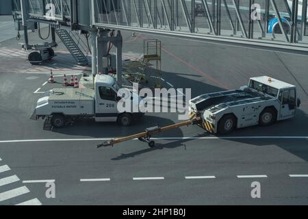 Kaliningrad, Russia - 18 maggio 2021: Vista dall'alto su veicoli aeroportuali e jetway Foto Stock