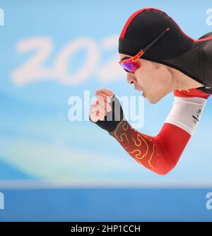 Pechino, Cina. 18th Feb 2022. Ning Zhongyan della Cina compete durante gli uomini di pattinaggio di velocità 1000m di Pechino 2022 Olimpiadi invernali al National Speed Skating Oval a Pechino, capitale della Cina, 18 febbraio 2022. Credit: Ding Xu/Xinhua/Alamy Live News Foto Stock