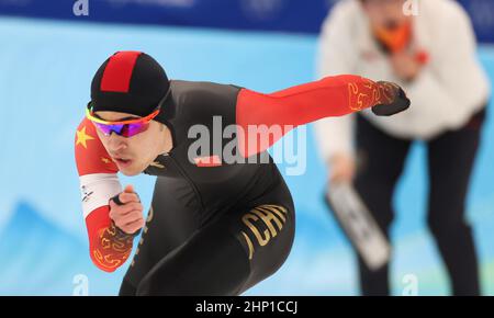 Pechino, Cina. 18th Feb 2022. Ning Zhongyan della Cina compete durante gli uomini di pattinaggio di velocità 1000m di Pechino 2022 Olimpiadi invernali al National Speed Skating Oval a Pechino, capitale della Cina, 18 febbraio 2022. Credit: Ding Xu/Xinhua/Alamy Live News Foto Stock