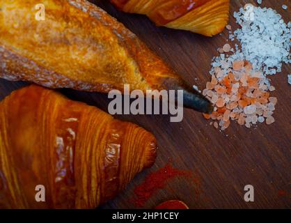 Croissant francesi freschi e tradizione artigianale della baguette Foto Stock