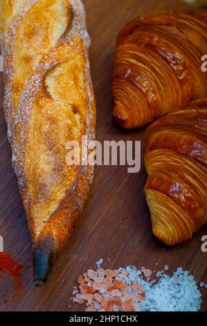 Croissant francesi freschi e tradizione artigianale della baguette Foto Stock