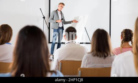 Allenatore maschile che dà la presentazione Foto Stock