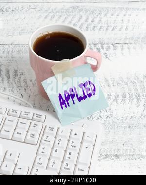 Ispirazione mostrando segno applicato, parola per mettere ad uso pratico in contrasto con essere teorico essere applicabile nuove idee del Coffee Shop scrivere importante Foto Stock