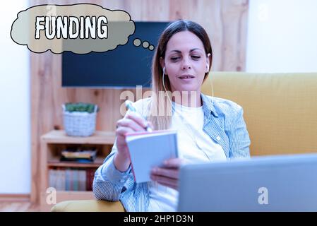 Scrittura di fondi di testo, Business Overview Money fornito da un'organizzazione o governo per uno scopo che guarda lezioni online, lettura Internet Bl Foto Stock