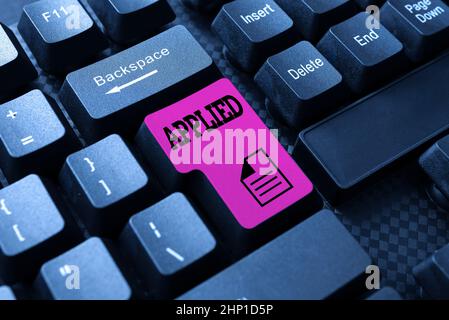 Ispirazione che mostra il segno applicato, panoramica aziendale messa a uso pratico in contrasto con essere teorico essere applicabile digitando nuove lezioni accademiche, Cr Foto Stock