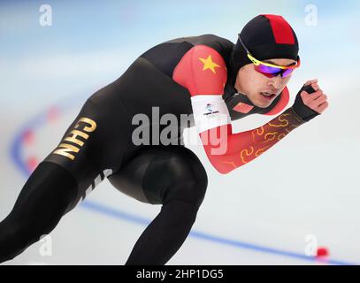 Pechino, Cina. 18th Feb 2022. Ning Zhongyan della Cina compete durante gli uomini di pattinaggio di velocità 1000m di Pechino 2022 Olimpiadi invernali al National Speed Skating Oval a Pechino, capitale della Cina, 18 febbraio 2022. Credit: Wang Jianwei/Xinhua/Alamy Live News Foto Stock