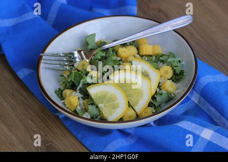 Kale crudo sano e mais , insalata di fagioli rossi con limone e condimento . Insalata invernale. Foto Stock