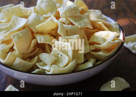 Snack sano di patatine di lenticchie a basso contenuto di grassi con erbe e panna acida in ciotola . Foto Stock