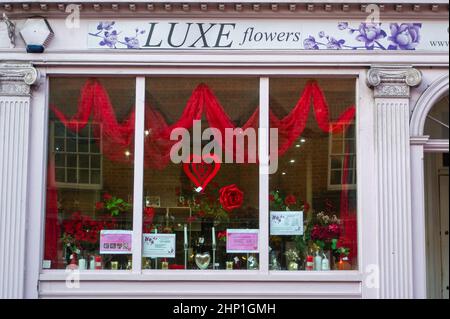 Eton, Windsor, Berkshire, Regno Unito. 14th Febbraio, 2022. Una bella finestra al Luxe Flowers in Eton High Street il giorno di San Valentino. Credit: Maureen McLean/Alamy Foto Stock