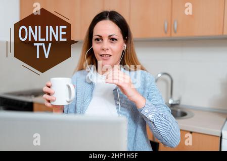 Scrittura visualizzazione di testo Online TV, Business idea una trasmissione di produzione televisiva in tempo reale come accadono gli eventi Office Meeting Online, School Video Co Foto Stock