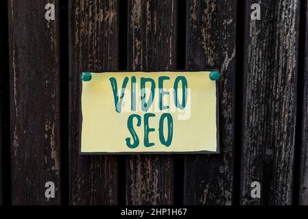 Visualizzazione del segno Video Seo, Conceptual photo il processo di miglioramento della classifica o visibilità di un video Thinking New Bright Ideas Renewing Creativit Foto Stock