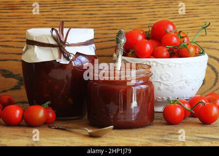 Conserve di pomodoro e confettura di peperoncini in un vasetto . Foto Stock