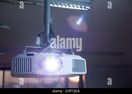 Un proiettore a soffitto bianco in una sala conferenze/classe moderna  (immagine a colori Foto stock - Alamy