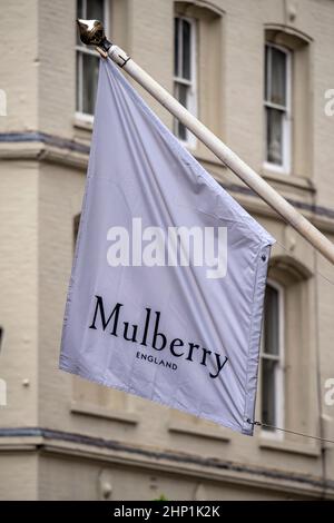 LONDRA, Regno Unito - 06 MAGGIO 2019: Cartello con la scritta all'esterno del negozio Mulberry Foto Stock