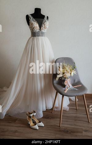 vestito di bridesmaid su un manichino con un bouquet e scarpe Foto Stock