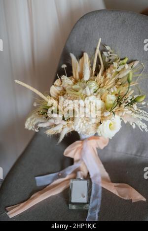 bouquet nuziale di fiori selvatici secchi e fiori secchi Foto Stock