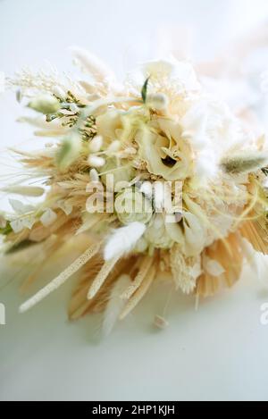 bouquet nuziale di fiori selvatici secchi e fiori secchi Foto Stock