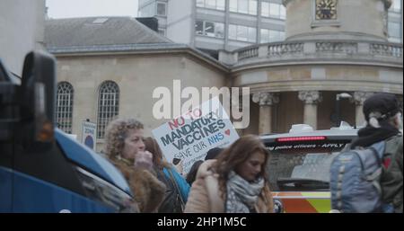 Londra, UK - 01 22 2022: Protesta con un cartello a Portland Place, “No ai vaccini obbligatori, Save Our NHS”, per il “World Wide Rally for Freedom”. Foto Stock