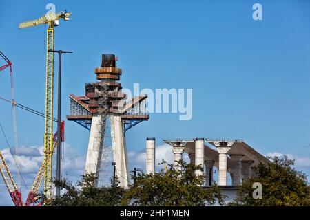 Nuovo ponte del porto di Corpus Christi, che costruisce la torre centrale a due alberi della Span principale. Foto Stock